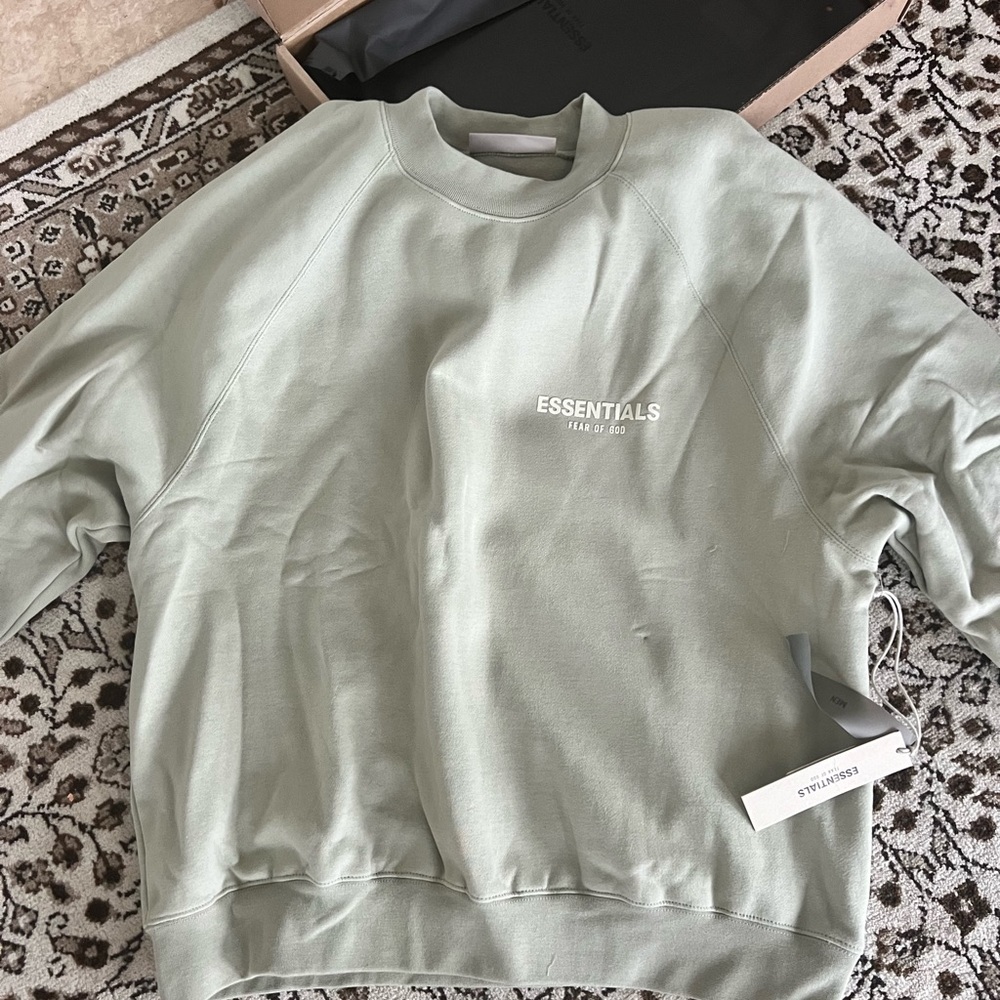 NWT Men’s Green Fleece Raglan Essentials sweatshirt